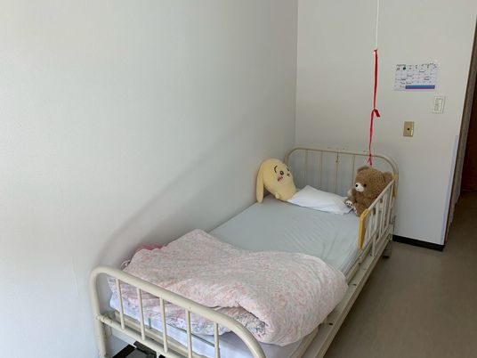 明るい居室のベッド