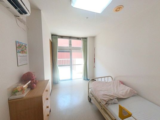 明るい居室の窓辺