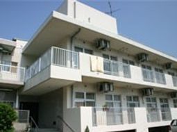 明るい施設の外観