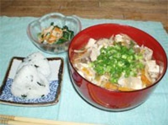 和食の並ぶ食卓