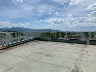 山々が見える屋上
