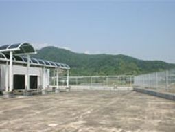 緑の山並みとテラス