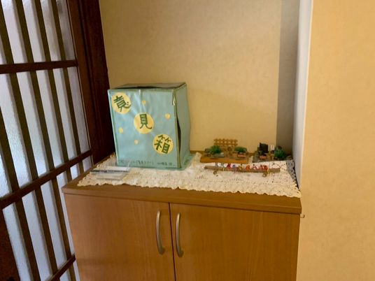 棚の上の書類箱