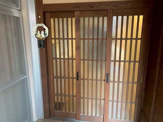 温かみある和風扉の玄関