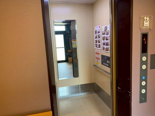 操作パネル付きのエレベーター