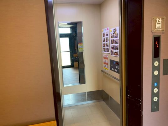 操作パネル付きのエレベーター