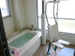 バリアフリー設計の浴室