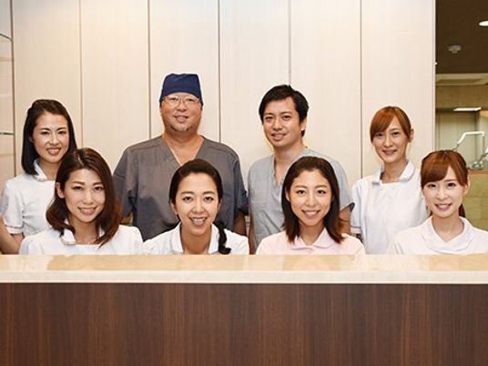 笑顔のスタッフが並ぶフロント