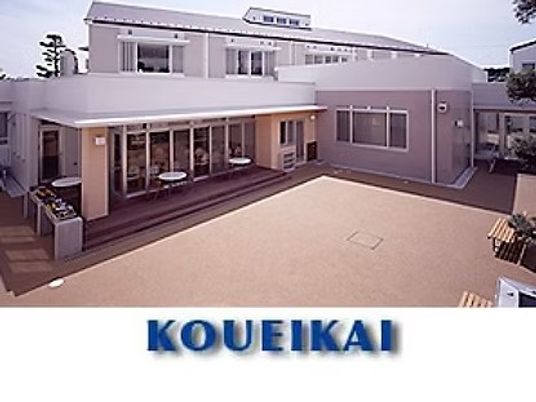 明るい中庭の外観  