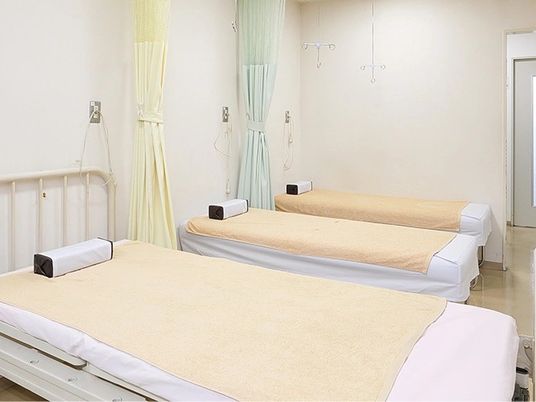 機能訓練室のベッド  