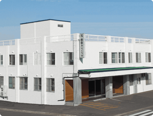 白い外観の建物  