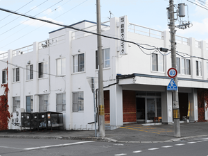 白い建物の外観  