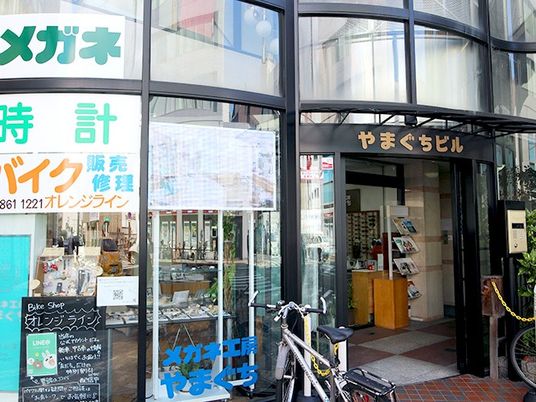 ガラス張りの建物入口  