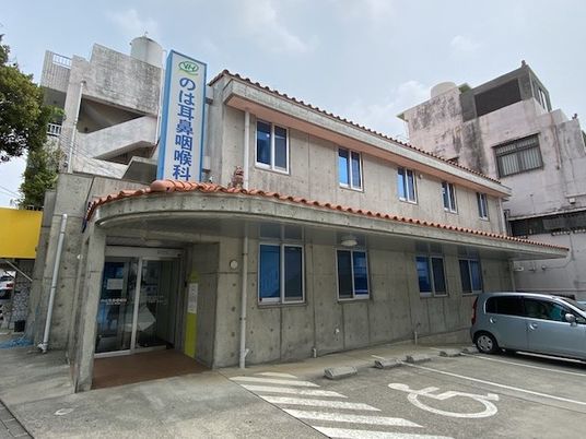 病院風の建物外観  