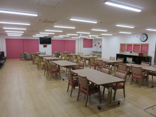 広々とした明るい食堂