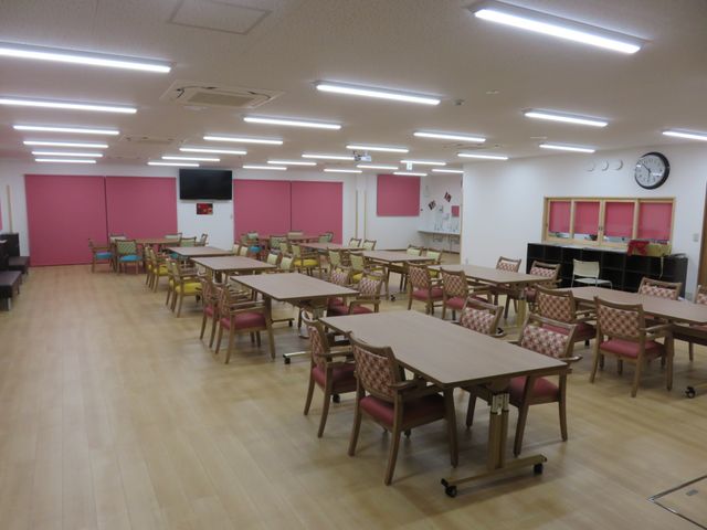広々とした明るい食堂 広々とした空間でデザインにもこだわった食堂です。明るく落ち着いた雰囲気の中で、共に食事の時間を楽しむことができるでしょう。