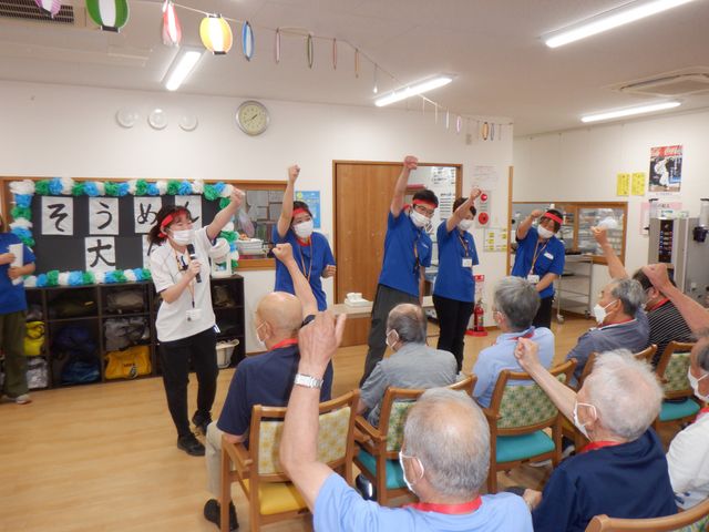活気あるイベントの様子 ケアスタッフと利用者様の楽しい体操時間の一コマ。みなさんの笑顔が、働く喜びを感じさせてくれます。