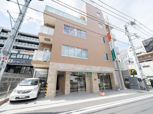街中の建物外観  