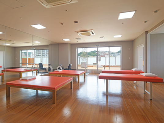 広い訓練室の室内  