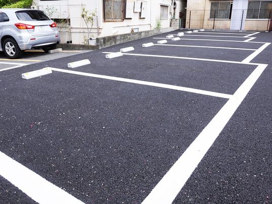 駐車場の区画線  