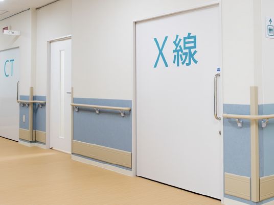 明るい廊下と扉  