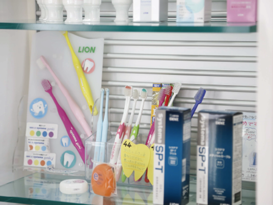 歯磨き用品の陳列棚  