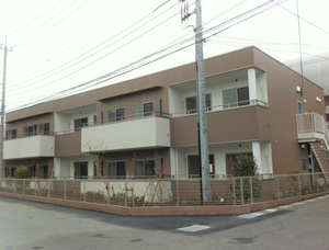 茶色の建物の外観