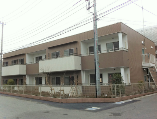 茶色の建物の外観