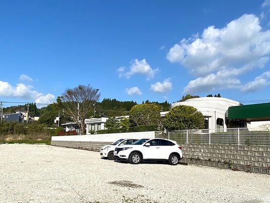 施設外観と駐車場  