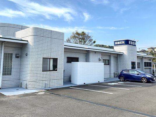 白い建物の外観  