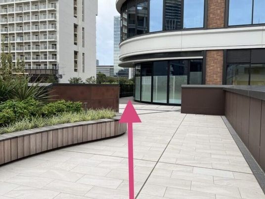 建物前のテラス  