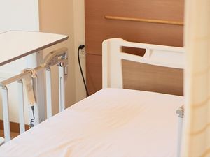 明るい居室のベッド  