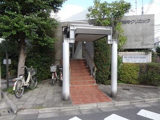 施設入口の階段と自転車置き場  