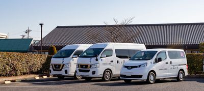 駐車場の送迎車