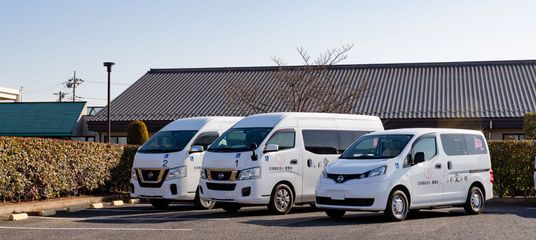 駐車場の送迎車