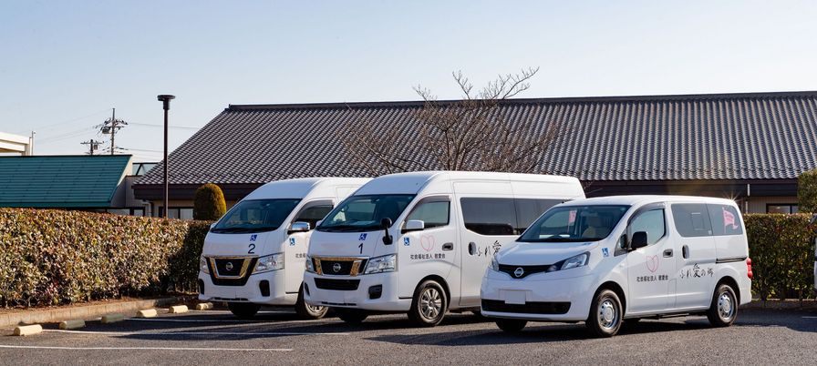 駐車場の送迎車