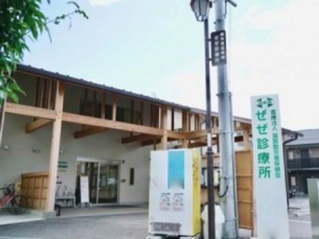 診療所の外観 外観   木目調の外壁と大きなひさしが印象的な建物です。出入口まわりが見やすく、来訪時の動線を確認しやすいです。