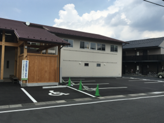 建物外観と駐車場外観  