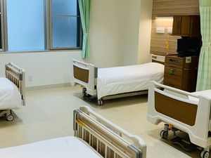 清潔な4人部屋の居室  