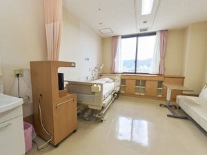 明るい居室と窓  