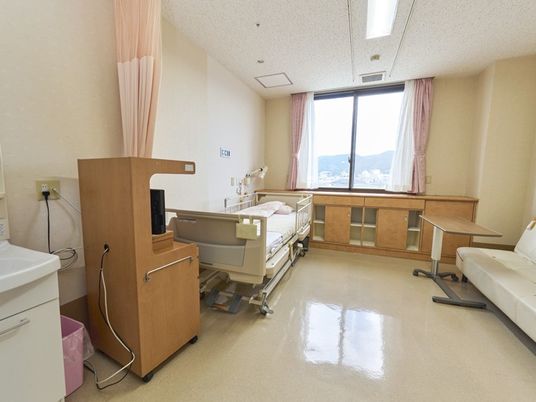 明るい居室と窓  