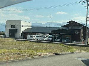 施設外観と駐車場  