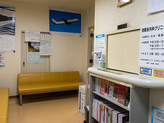 待合スペースと受付の内観  