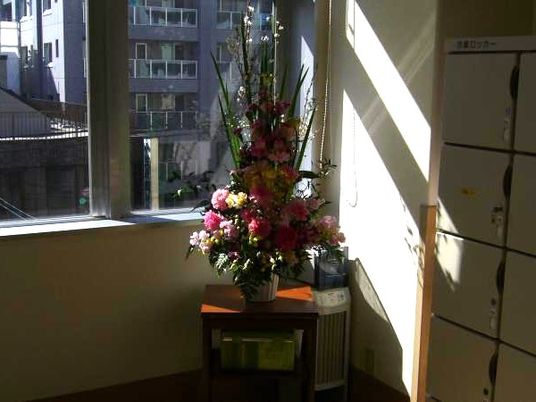 花飾りのある窓辺  