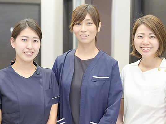 スタッフ3人の集合スタッフイメージ  