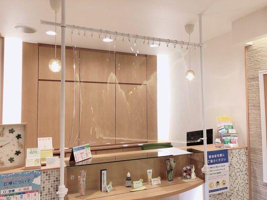 明るい受付カウンター