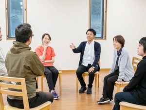談笑するスタッフの多目的室  