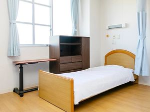 明るい個室の居室  
