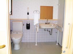 バリアフリー設計のトイレ