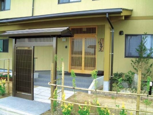 黄色い壁のきれいな入口